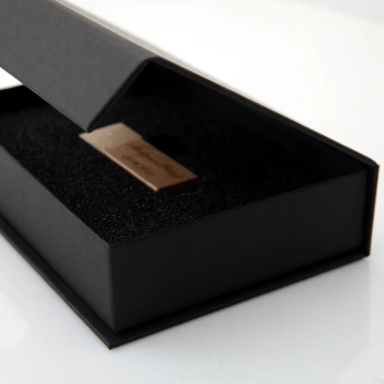 Czarne, duże pudełko na pendrive drewniany